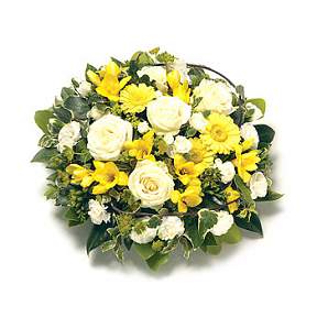 Posy in yellow and white