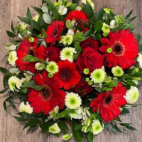 Red shades posy