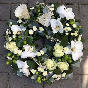 White shuttlecock wreath